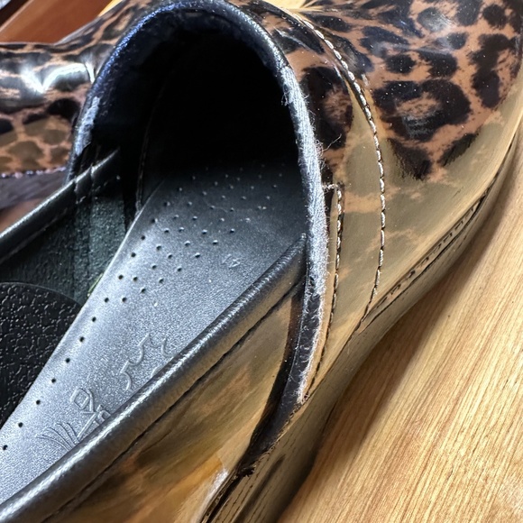 DANSKO, PATENT LEATHER, LEOPARD PRINT CLOGS, SIZE WOMEN'S 41E, 10.5 US - Picture 9 of 11